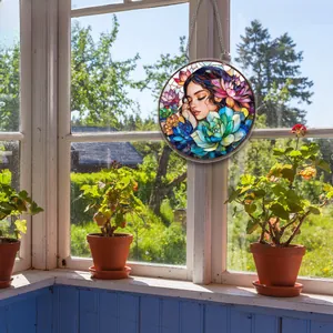 Flacher 2D-Sonnenfänger aus Acryl mit Porträt und Sukkulenten an einem sonnigen Fenster