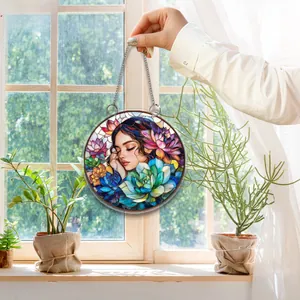 Nahaufnahme eines flachen Acrylschilds mit Buntglas-Blumenmuster hängend an einem Fenster