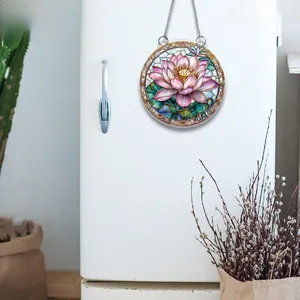 Detail eines flachen 2D-Acryl-Anhängers mit pinkem Lotusblumen-Motiv im Buntglas-Stil