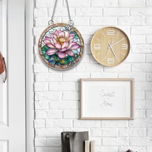 Nahaufnahme des flachen Acrylanhängers mit rosa Lotus im Buntglas-Stil und Metallkette