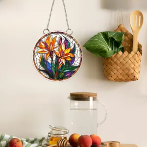 Detailansicht eines 2D-Flach-Acryl-Anhängers mit Paradiesvogelblume und Metallkette