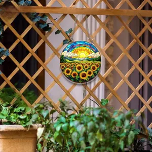 Detail eines flachen Acryl-Anhängers mit Sonnenblumenfeld-Motiv und Metallaufhängung