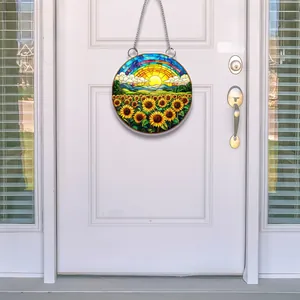 Detail eines runden Gnom-Sonnenblumen-Schilds mit Buntglaseffekt und Kette