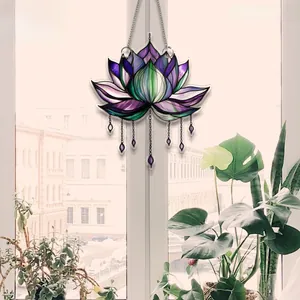 Nahaufnahme des 2D-Lotos-Sonnenfängers mit violetten Blütenblättern und Metallkette am Fenster