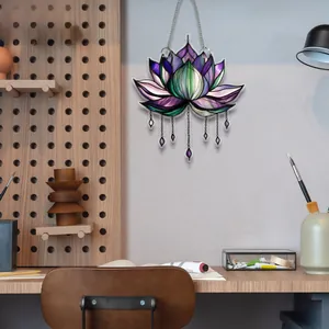 Detail von flacher 2D-Blumendeko mit lila Lotus und hängenden Tropfen-Anhängern