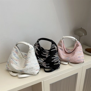 Sacs hobo matelassés en crème noir et rose avec des détails de broderie ondulée