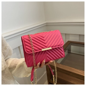 Dettaglio della finitura in pelle trapuntata rosa e della catena in metallo dorato borsa