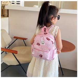 Rosa Kinderrucksack mit Bärenmuster aus Polyester mit praktischen Seitentaschen