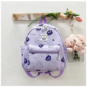 Detail eines hellvioletten Kinderrucksacks mit Cartoon-Mustern und praktischen Taschen