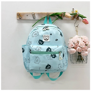 Hellblauer Kinderrucksack mit niedlichem Zeichentrickdruck und Seitentaschen am Haken