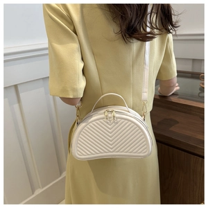 Weiße gesteppte Halbmond-Handtasche mit V-Stitching und verstellbarem Schultergurt im Detail