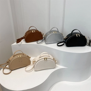 Halbrunde Stepptaschen in fünf Farben mit V-Nähten und eleganten goldenen Beschlägen