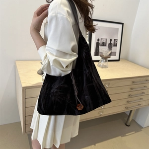 Sac fourre-tout en velours noir style chinois avec motifs bambou et cordon à perles