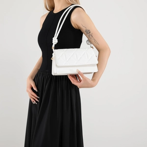 Sac à bandoulière matelassé blanc moderne avec bretelles nouées et détails dorés