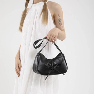 Sac sous le bras croissant noir classique avec nœud élégant et similicuir plissé