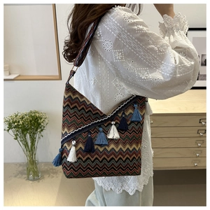 Detail van geweven bohemian shopper met kleurrijke golfpatronen en kwastjes met franjes