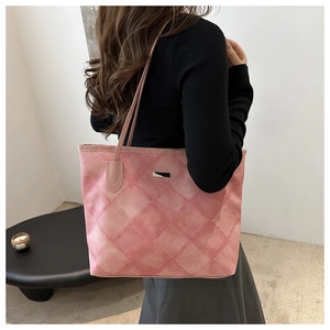 Vue latérale du grand sac cabas rose matelassé montrant sa taille sur un mannequin