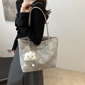 Sac cabas matelassé gris argenté avec charm nuage en peluche pour la mode d'automne