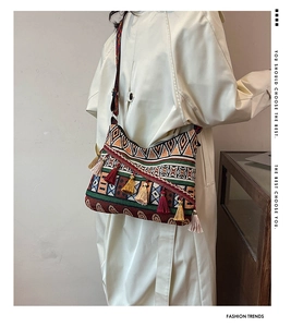 Dettaglio della borsa bohémien con motivi geometrici colorati e nappe decorative
