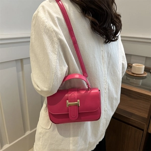 Sac bandoulière magenta moderne avec boucle dorée et bandoulière réglable pour femme