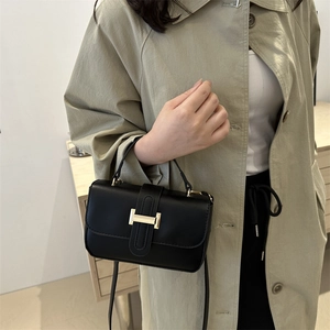 Sac bandoulière minimaliste noir avec boucle dorée en H pour le style quotidien