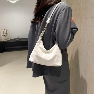 Sac hobo blanc minimaliste en cuir souple avec perles décoratives et crochets dorés