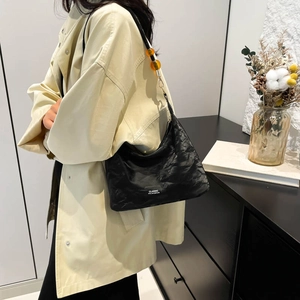 Sac à bandoulière noir plissé minimaliste avec perles d'ambre et étiquette classique