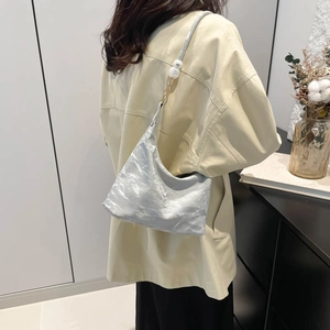 Sac bandoulière bleu clair plissé avec poignée à perles élégante et fini métallisé