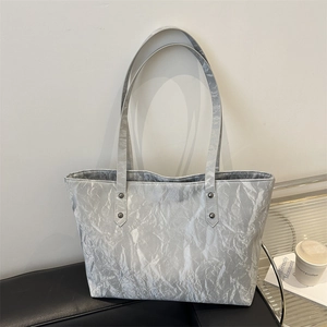 Sac Tote pour Femmes Grande Capacité en Cuir PU Froissé Sac à Épaule Mode Avec Rivets Métalliques pour Navette Quotidien