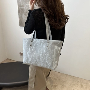 Sac cabas gris argenté avec texture froissée pour femme, grand sac à épaule élégant