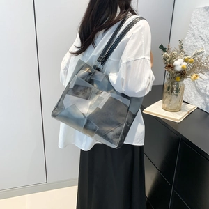Minimalist color-block tote bag with large capacity and leather straps for commuting