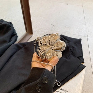 Borsa da sera floreale argento metallizzato con tracolla a catena e petali 3D