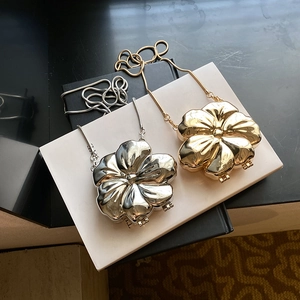 Elegante borsa a mano in metallo a forma di fiore oro e argento con catena a serpente