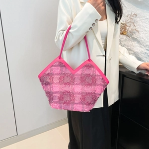Sac fourre-tout en tweed à carreaux roses avec col en V et franges porté par un mannequin