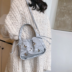 Borsa a secchiello nuvola grigia alla moda con ciondoli a farfalla dorati e catenella