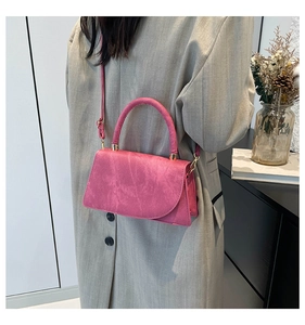 Piccola borsa quadrata rosa scuro in similpelle scamosciata con manico e fibbie d’oro