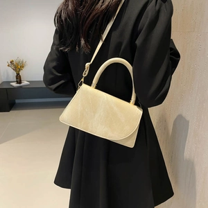 Borsa a tracolla beige in finta pelle scamosciata con dettagli dorati stile a spalla