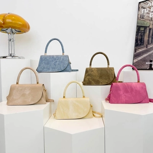 Borse a tracolla minimaliste in blu denim, oliva, crema e rosa con dettagli in metallo