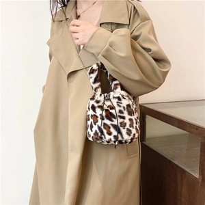 Trendy leopard print plush bucket bag with golden chain strap for women in winter fashion