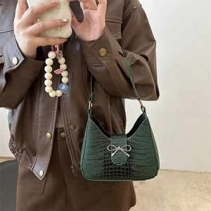 Borsa a spalla verde scuro con motivo coccodrillo e fibbia a fiocco argento