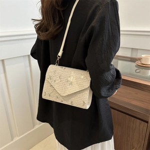 Sac bandoulière tressé beige chic avec broderie florale et rabat enveloppe élégant