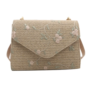 Sac bandoulière tissé beige avec broderies florales roses et rabat enveloppe