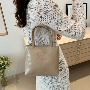 Borsa tote beige con ricamo rosa e tracolla a catena d'argento per donna