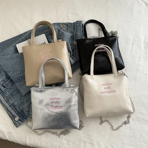 Grandi borse tote in kaki, nero, argento e bianco con eleganti tracolle a catena