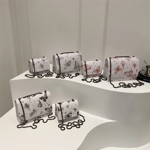 Petit sac bandoulière tendance avec imprimés papillons en trois couleurs et deux tailles