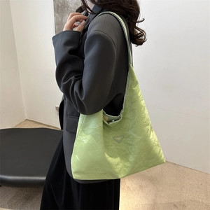Borsa tote minimalista verde chiaro con trama a pieghe per il pendolarismo donna