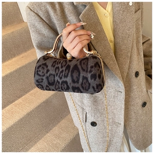 Detail der Vintage-Leoparden-Plüschtasche mit Goldgriff und Kristallkugel-Verschluss