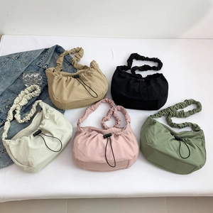 Sac à bandoulière minimaliste en nylon avec cordon et fronces en cinq couleurs