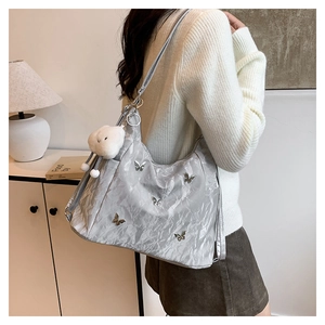 Sac cabas plissé argenté avec papillons métalliques 3D et pendentif en peluche