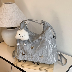 Sac à Épaule en Cuir PU Plissé à la Mode Avec Papillon en Métal Grand Sac Fourre-tout Hobo pour Femmes Sac Décontracté